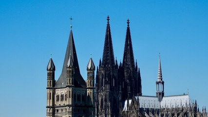 Fototapeta na wymiar Kirchturm , Türme des Kölner Dom und der Kirche Groß Sankt Martin