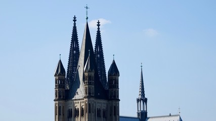 Fototapeta na wymiar Kirchturm , Türme des Kölner Dom und der Kirche Groß Sankt Martin