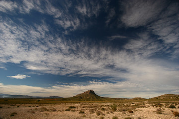 Cielo con cirros (nubes altas) sobre paisaje estepario con dominancia del esparto, t&iacute;pico ambiente de zonas semi&aacute;ridas del sureste de Espa&ntilde;a. Cieza-Murcia-Espa&ntilde;a.