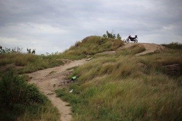 Obraz premium Motocross motorcycle parked on a hill