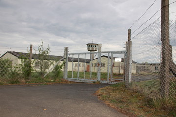 Fototapeta na wymiar Gefängnis mit Gitterfenstern, Justizvollzugsanstalt JVA