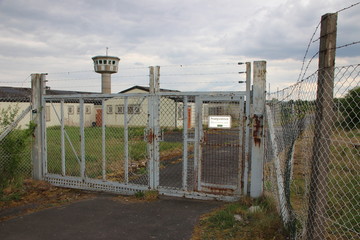 Gefängnis mit Gitterfenstern, Justizvollzugsanstalt JVA