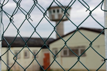 Gefängnis mit Gitterfenstern, Justizvollzugsanstalt JVA