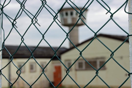 Gef&auml;ngnis mit Gitterfenstern, Justizvollzugsanstalt JVA
