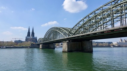 Fototapeta na wymiar Kölner Dom und Hohenzollern Brücke am Rhein