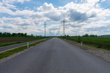 Straße mit Fußweg und Strommasten 