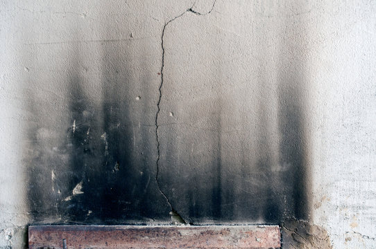 smoke comes out of the stove, the fire is dangerous