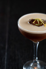 Coquetel marrom finalizada com laranja e limão, 