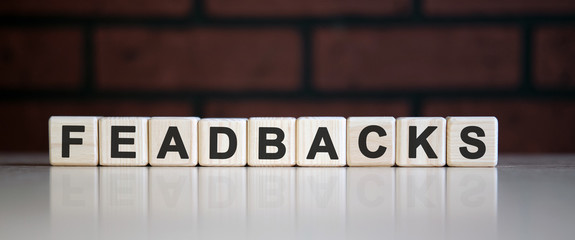 Obraz premium Feadbacks - text on cubes with reflection in the background of the kirie