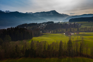 Obraz premium Luftaufnahme von einer wunderschönen Landschaft aus Luzern mit Bergen im Hintergrund.