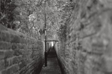 Plakat narrow path forced perspective
