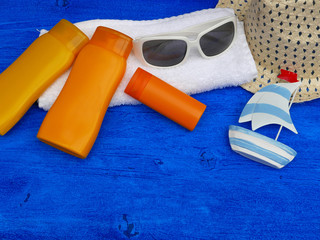 Sonnenmilch mit Hut und Sonnenbrille