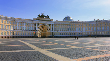 Fototapeta premium Arch of the General Staff Building, famous architectural monument in Saint Petersburg, Russia. Palace Square scenic view, central city square of St Petersburg, historic architecture with no people 
