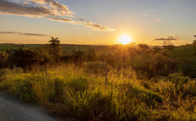 Pôr do sol visto da zona rural de Abaeté, Minas Gerais, Brasil.