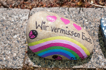 bemalte steine am kindergarten gau-odernheim