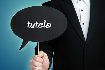 tutela. Anwalt hält Sprechblase mit Text in der Hand. Mann zeigt Schild mit Beschriftung. Konzept für Recht, Gesetz, Rechtsprechung