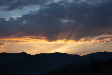 montaña y resplandor