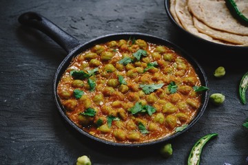 Green Chana Masala with Roti/ Hare channe ki sabzi