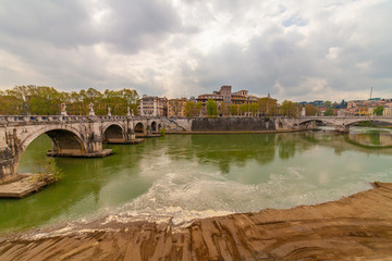 Obraz premium Veduta del fiume Tevere presso Castel Sant'Angelo, Roma, Italia