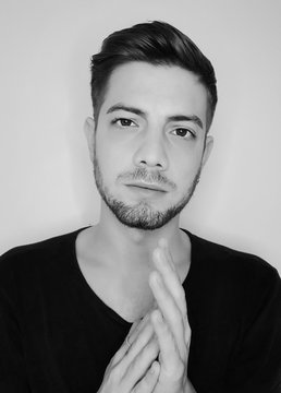 Bel ragazzo mentre si scatta un selfie a casa