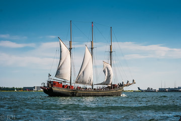 Fototapeta na wymiar sailing ship in the sea