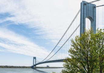 Suspension bridge, dramatic and contemporary in New York, connecting Brooklyn and Staten Island.