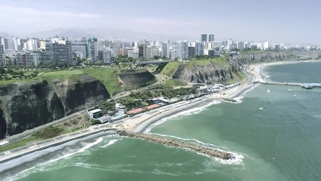Vuelo de drone sobre el mar a la ciudad en la Costa Verde en Per&uacute;, la ciudad se ve vac&iacute;a debido al toque de queda en Lima por la pandemia del Corona Virus