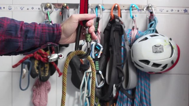 Tutorial of how to tie a clove hitch on a pear carabiner, procedure made during anchor