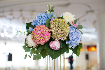 table decorations with hydrangea, festive decor of flowers, fragrant bouquet, bright flowers stand on the table