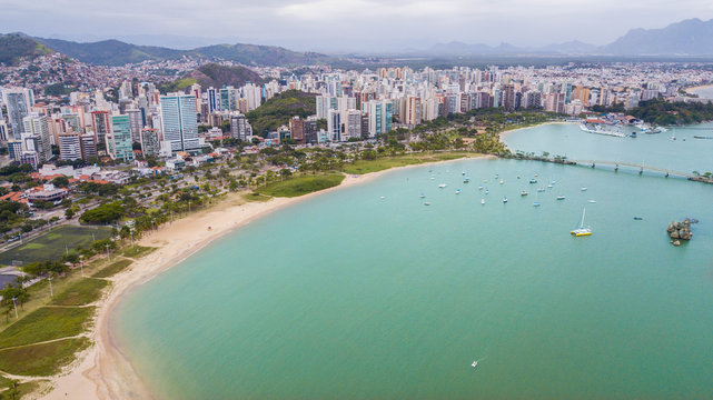 Vit&oacute;ria - ES. Aerial view of Curva da Jurema beach and Vit&oacute;ria city, in Esp&iacute;rito Santo state, Brazil