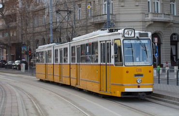 Naklejka na ściany i meble Recorrido de tren por la ciudad de Budapest, Hungría.