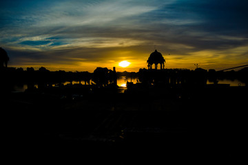 Obraz premium Gadsisar Sagar Lake in Jaisalmer Rajasthan, Sunrise at Gadsisar Sagar Lake 