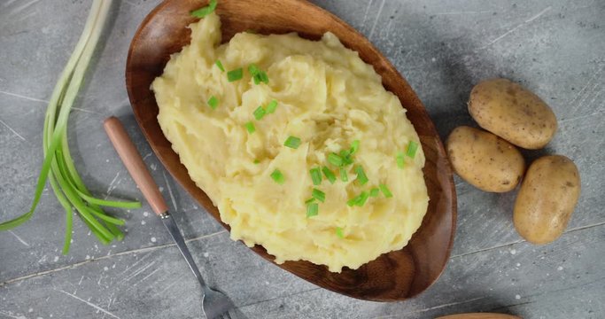 Mashed potatoes on the plate slowly rotates.