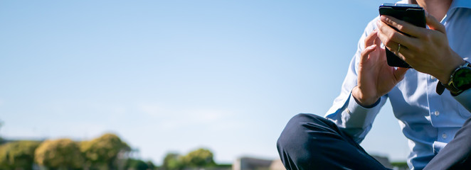 スマートフォンを持ったビジネスマン