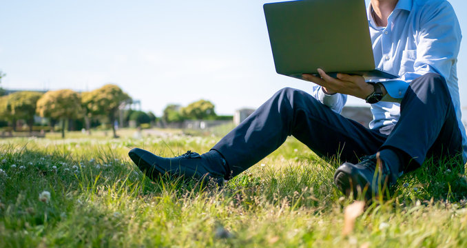 ノートパソコンを持ったビジネスマン