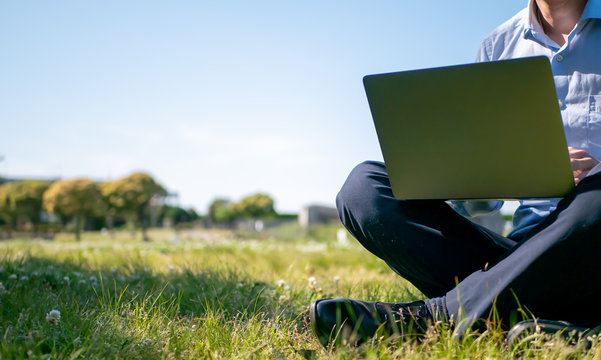 ノートパソコンを持ったビジネスマン