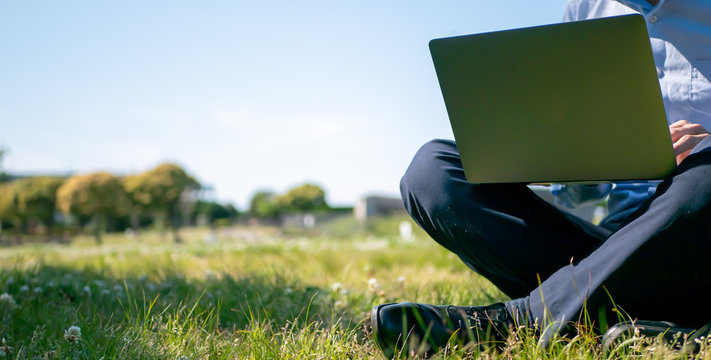 ノートパソコンを持ったビジネスマン