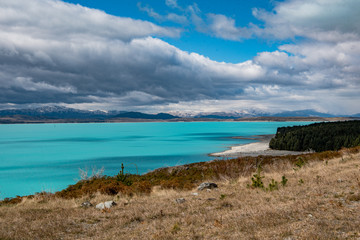 Fototapeta na wymiar turquoise blue mountain lake Pukaki new zealand