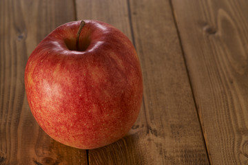 テーブルの上のリンゴ