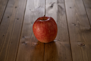 テーブルの上のリンゴ