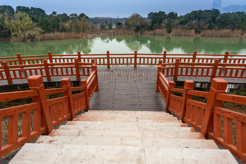 Obraz premium Wooden bridge over little river in city park