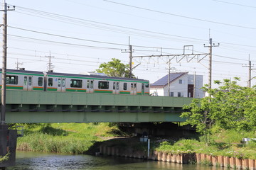 鉄橋を走行する電車