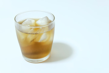 グラスに入った麦茶