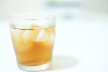 グラスに入った麦茶