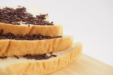  Serving white bread with chocolate ceres on a wooden tray.