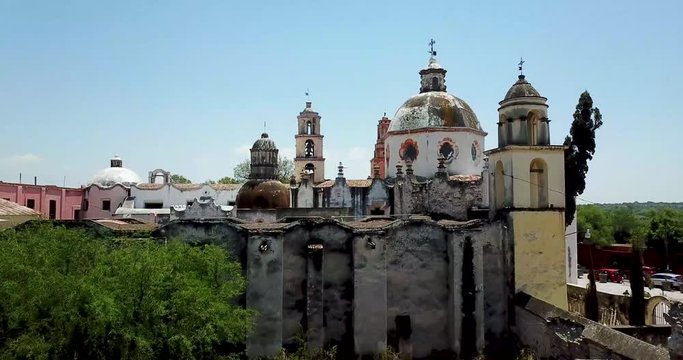 Vista de la Iglesia de Atotonilco desde las ruinas del antiguo convento