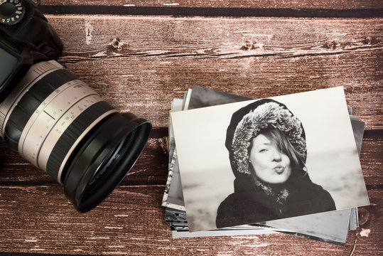 Eine alte Kamera und Foto einer sch&ouml;nen Frau