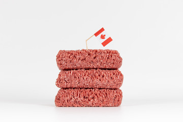 Hackfleisch roh gestapelt mit kanadischer flagge