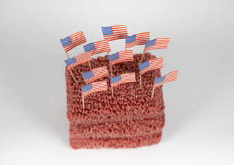 Hackfleisch roh gestapelt mit amerikanischer flagge von oben