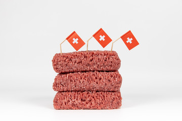 Hackfleisch roh gestapelt mit schweizer flagge isoliert